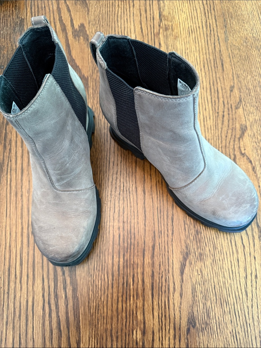 Sorel Wedge Chelsea Boots Taupe Distressed Leather Lug Sole Womenโs 9